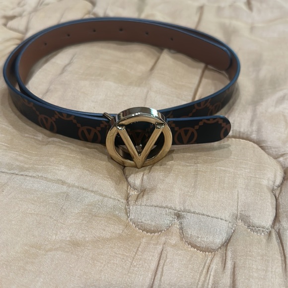Valentino by Mario Valentino gold logo leather belt in excellent condition. - Picture 3 of 6